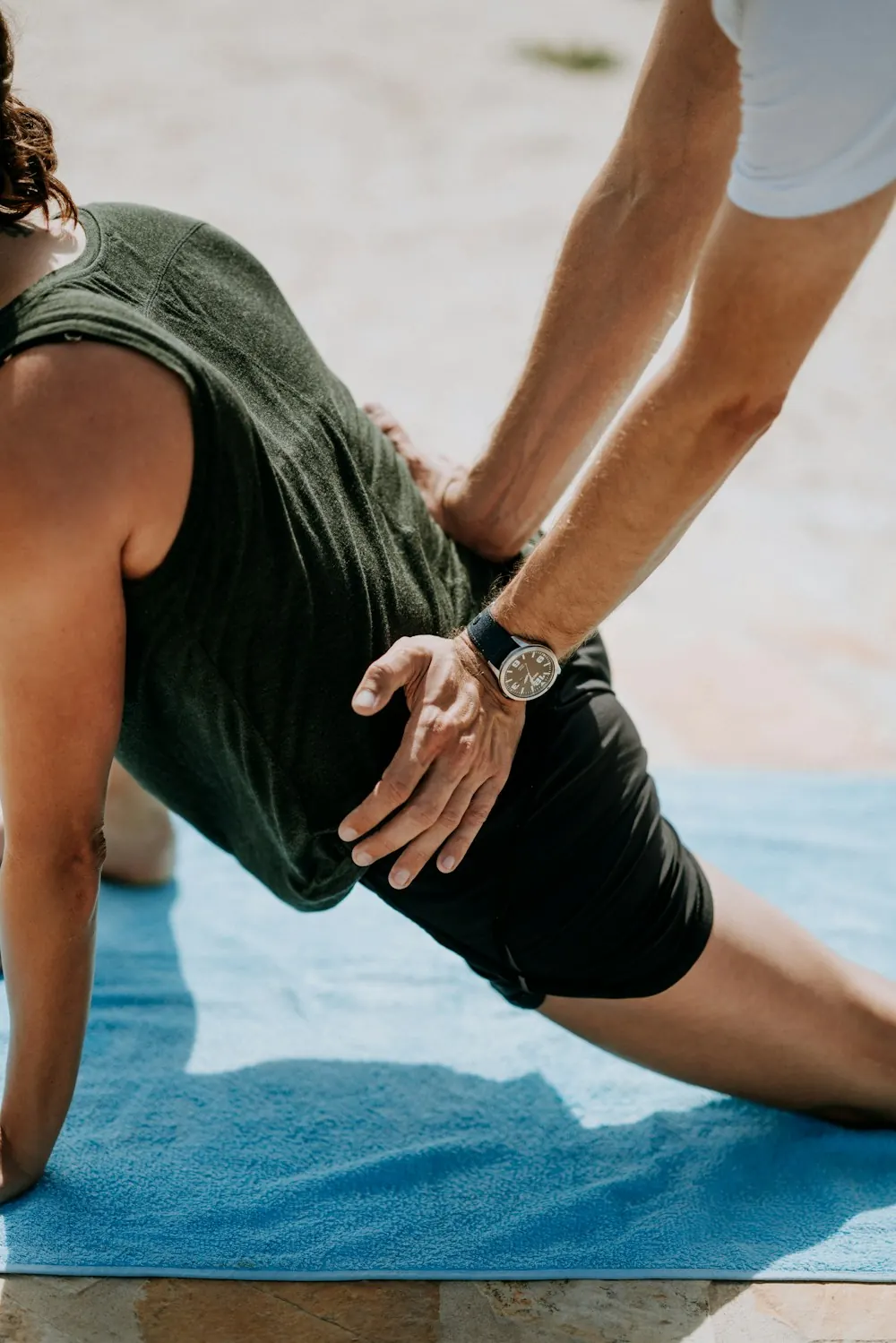 Alongamento orientado num tapete de exercício