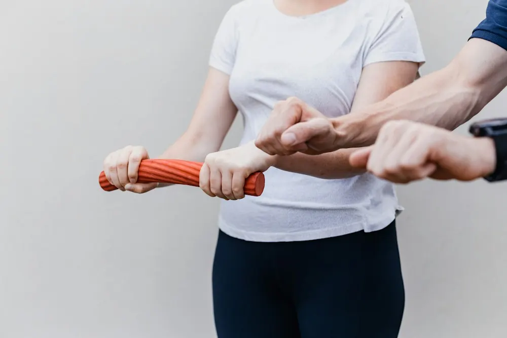 Paciente a fazer exercício de fortalecimento com o apoio do fisioterapeuta