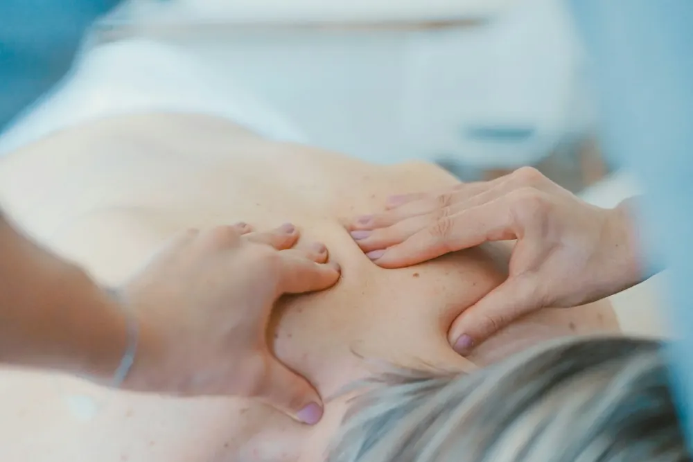 Massagem terapêutica nas costas