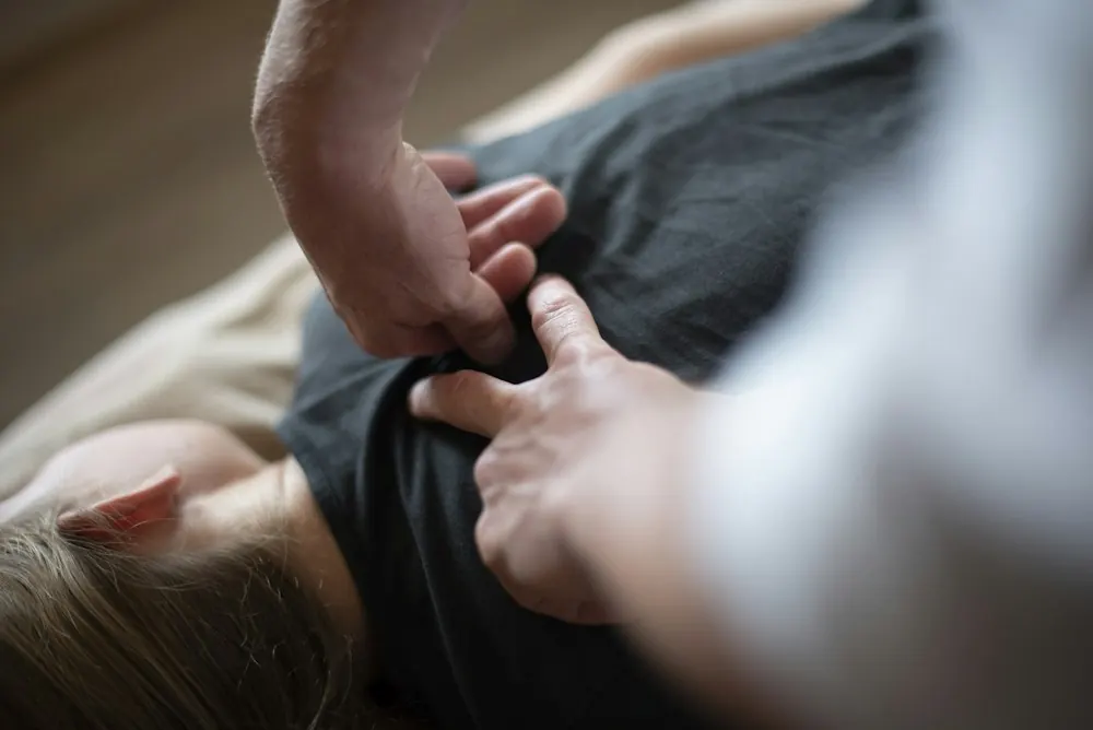 Mãos do fisioterapeuta a aplicar terapia manual nas costas